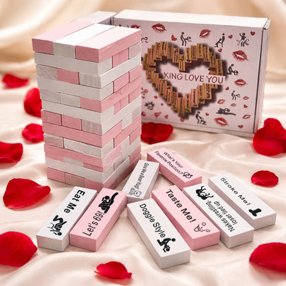 DateNightPlay Date-Night-Spiel für Paare mit Holzbausteinen in Weiß und Rosa auf romantischem Hintergrund