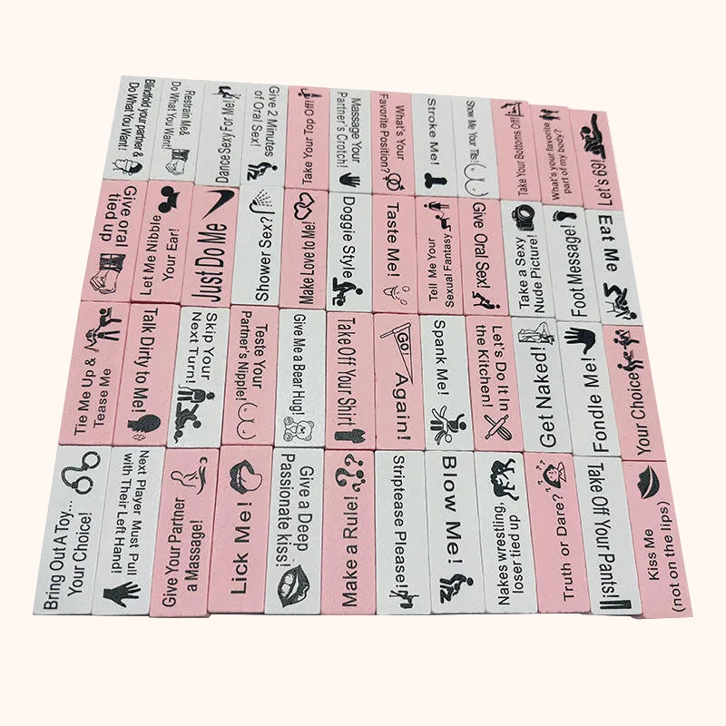 Gestapelte Holzbausteine des DateNightPlay Spiels in Weiß und Rosa